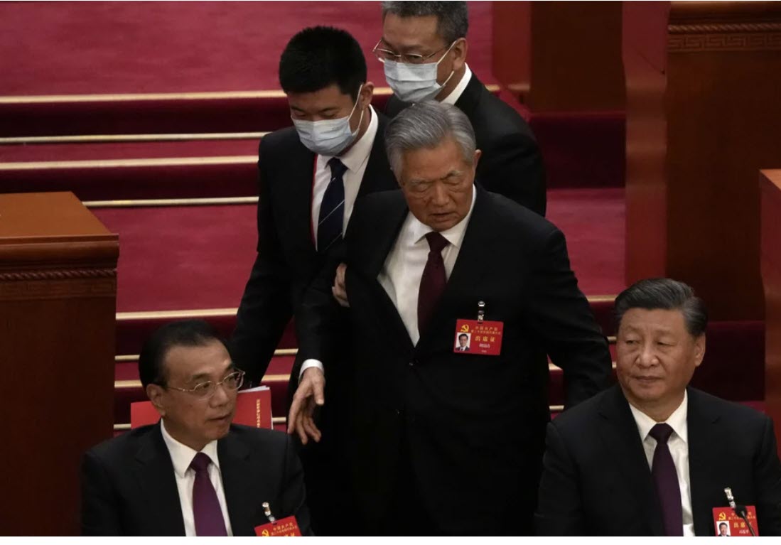 Κίνα: Ο Χου Τζιντάο «δεν αισθανόταν καλά», μεταδίδουν τα κρατικά ΜΜΕ - Τον "πέταξαν" έξω από το συνέδριο του ΚΚΚ