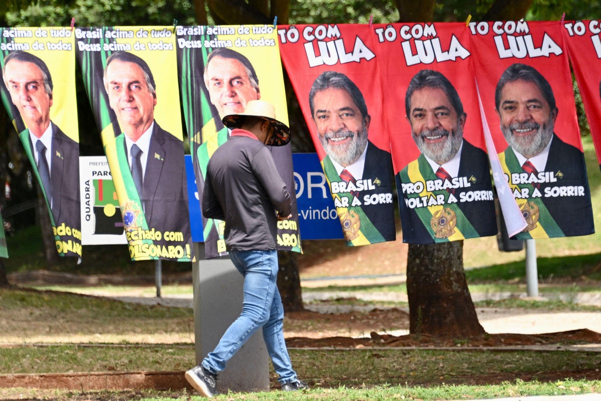 Βραζιλία: «Σιγή ιχθύος» από τον  Μπολσονάρου, οι υποστηρικτές του στήνουν οδοφράγματα