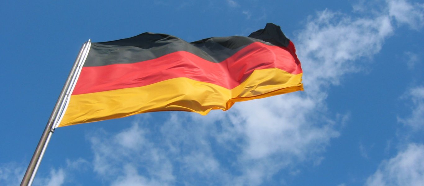Ποινή φυλάκισης σε δύο Γερμανούς που κατέβασαν την ελληνική σημαία και σήκωσαν την γερμανική