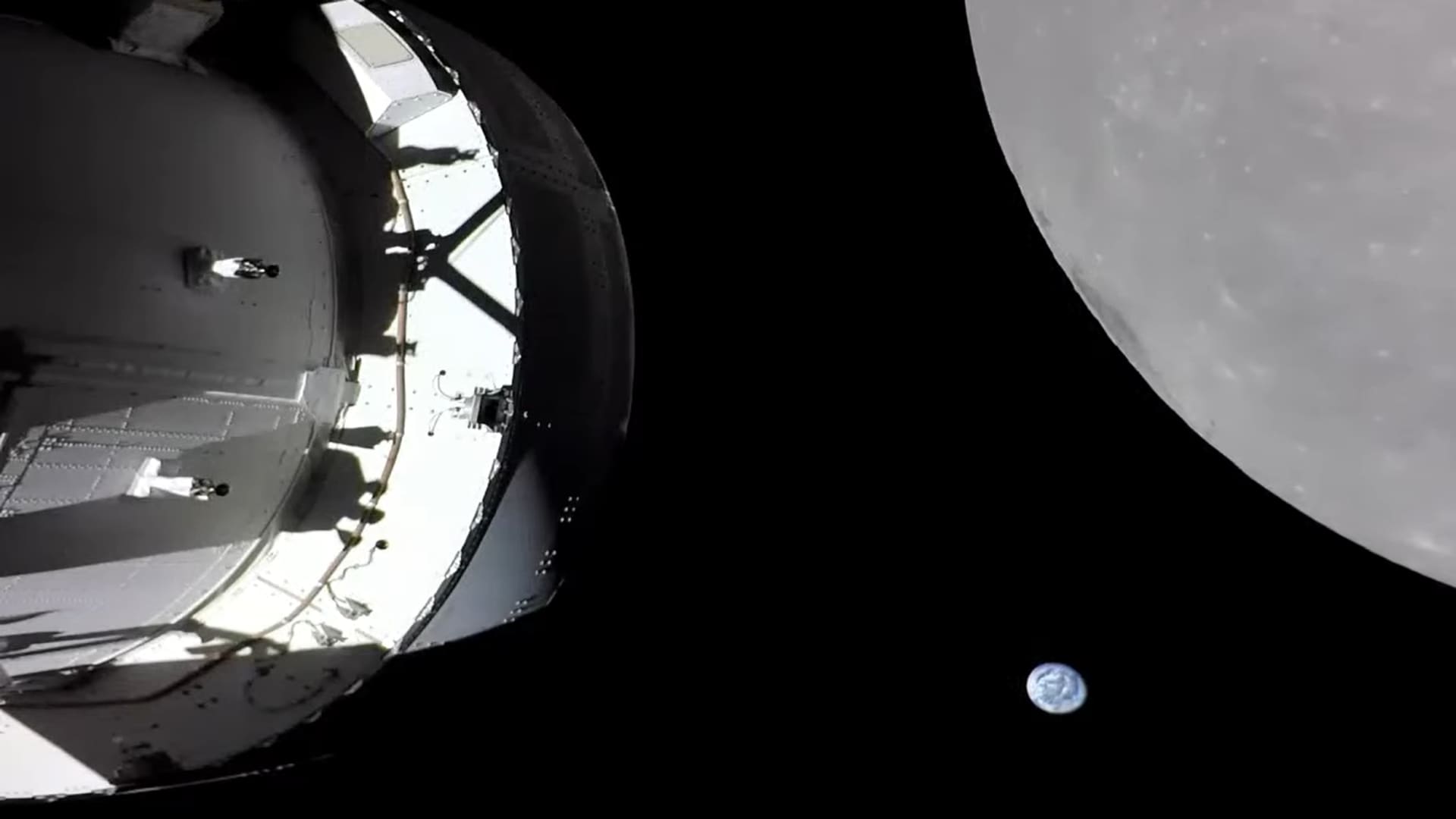 Το διαστημικό σκάφος Orion πλησίασε σε απόσταση 130 χιλιομέτρων από την επιφάνεια της Σελήνης