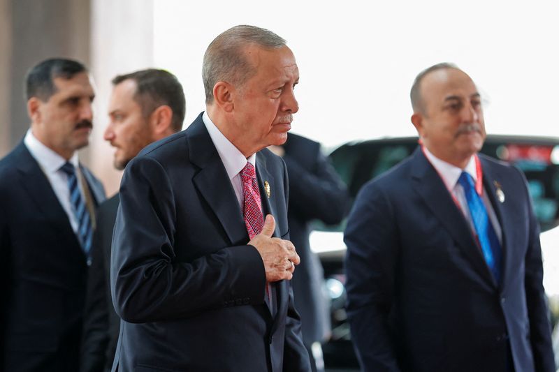 Μύδροι Politico κατά Ερντογάν: «Προσπαθεί να γαντζωθεί στην εξουσία σχεδιάζοντας πολέμους και καταστολή της αντιπολίτευσης»