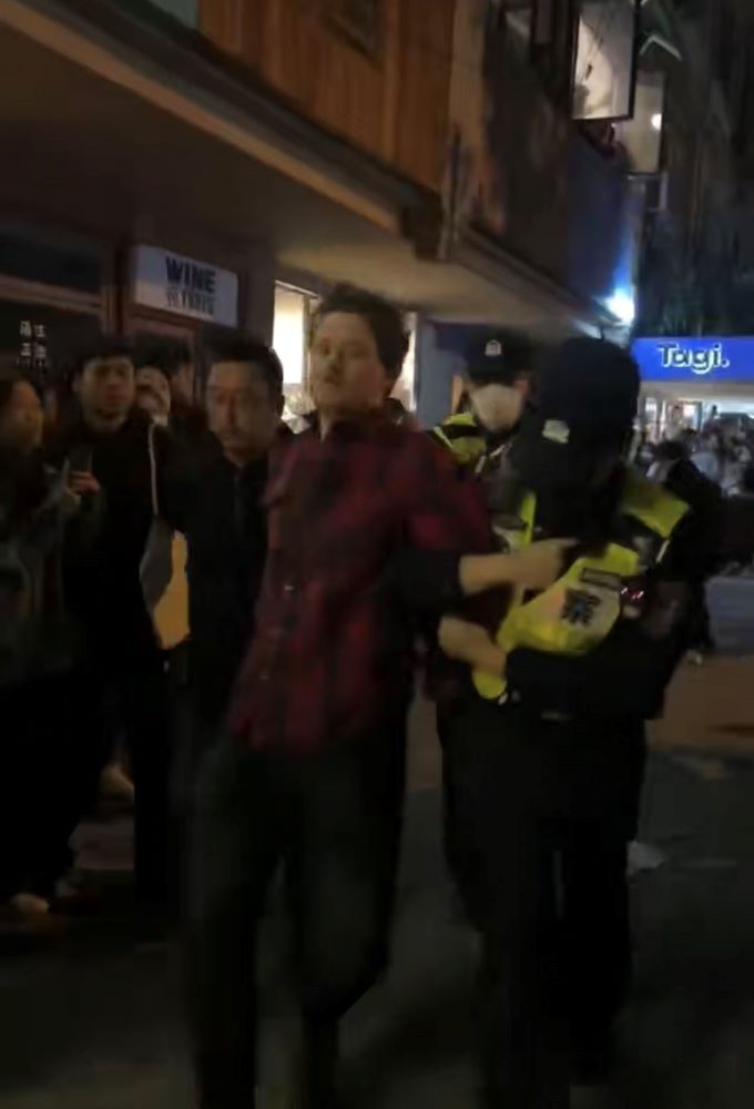 Κίνα: Συνέλαβαν ρεπόρτερ του BBC στη Σαγκάη «για να μην κολλήσει» κορωνοϊό
