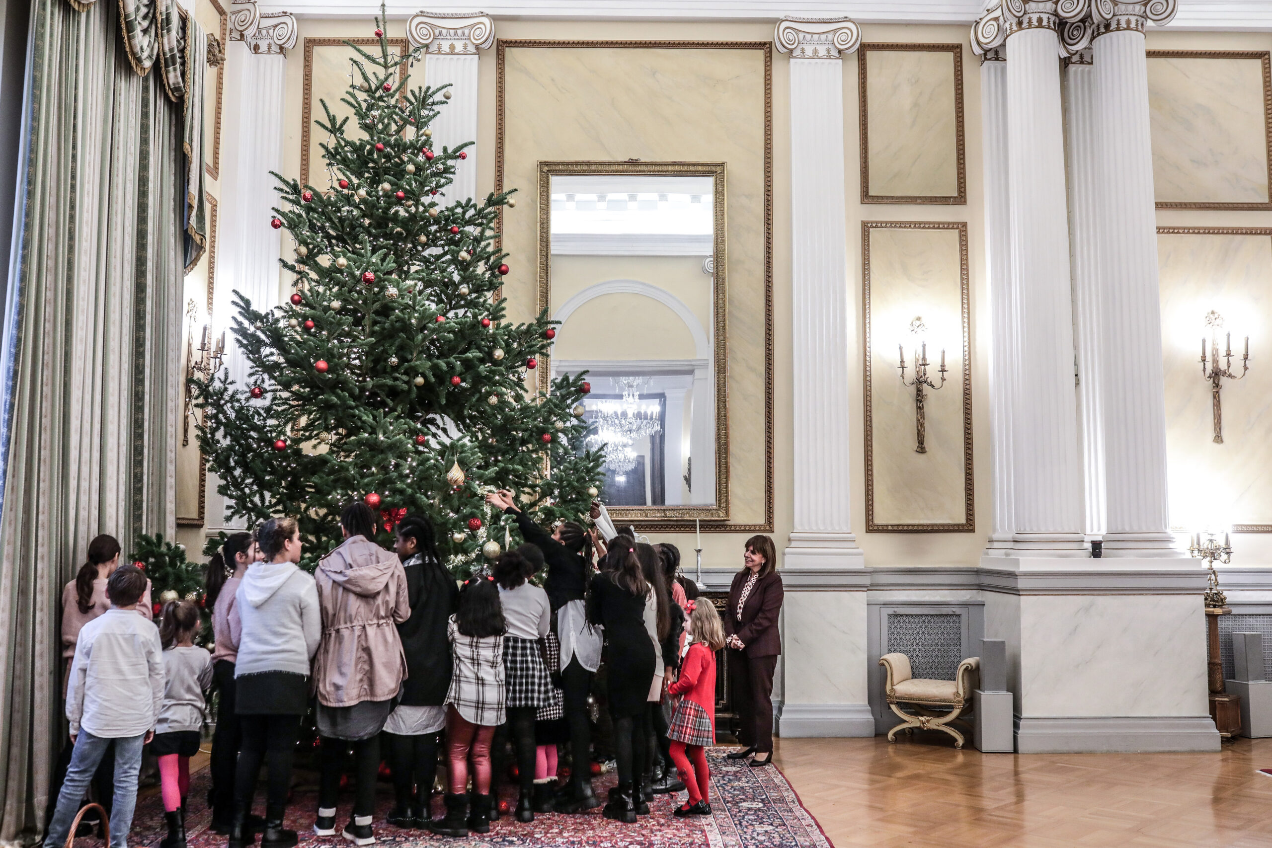 Η ΠτΔ Κατερίνα Σακελλαροπούλου στόλισε το δέντρο του Προεδρικού Μεγάρου παρέα με παιδιά από το Χατζηκυριάκειο Ίδρυμα