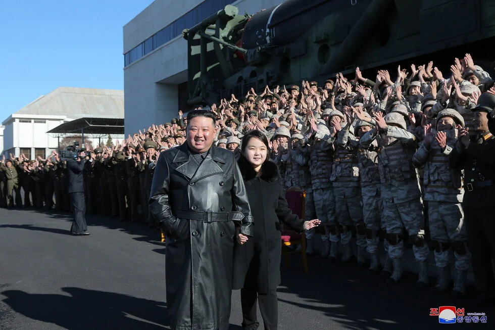 Ο Κιμ Γιονγκ Ουν ξανά μαζί με την κόρη του επιθεωρούν το νέο διηπειρωτικό πύραυλο - τέρας
