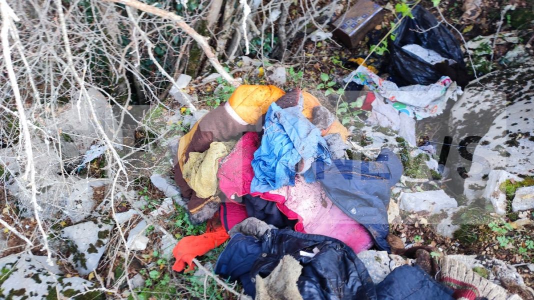 “Κιβωτός του Κόσμου”: Μίνι χωματερή με ρούχα κοντά στη δομή Πωγωνιανής  (φωτό)