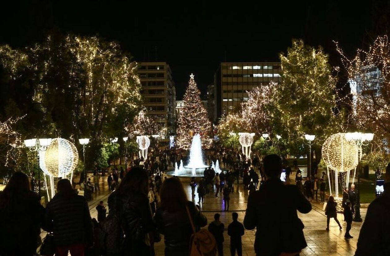 Η Αθήνα «φόρεσε» τα γιορτινά της- Ανάβουν αύριο τα φώτα  στο χριστουγεννιάτικο δέντρο στο Σύνταγμα