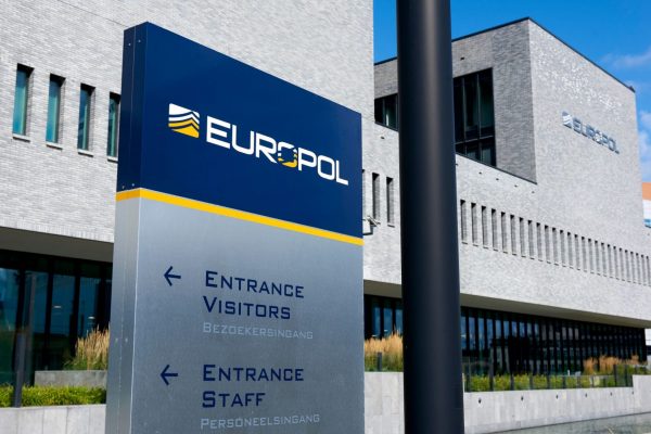Europol: 44 συλλήψεις μελών "ενός δικτύου μεταξύ των πιο επικίνδυνων" της ΕΕ