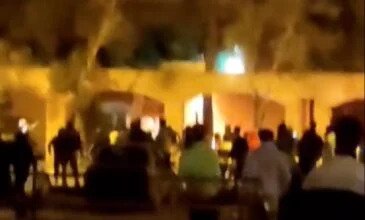Ιράν: Διαδηλωτές έβαλαν φωτιά στο σπίτι του Αγιατολάχ Χομεϊνί