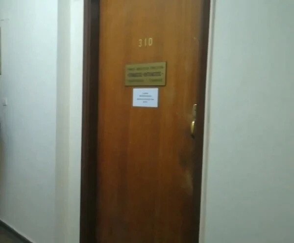 Μέλη του Ρουβίκωνα έσπασαν την πόρτα στο γραφείο του δικαστικού επιμελητή που έκανε έξωση στην Ι.Κολοβού