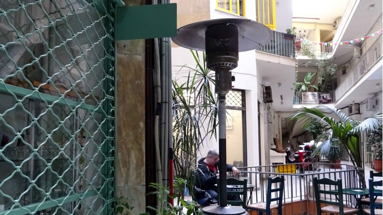 Θεσσαλονίκη: Αφήνουν τις σόμπες στην εστίαση λόγω ρεύματος και πιάνουν τα… κουβερτάκια