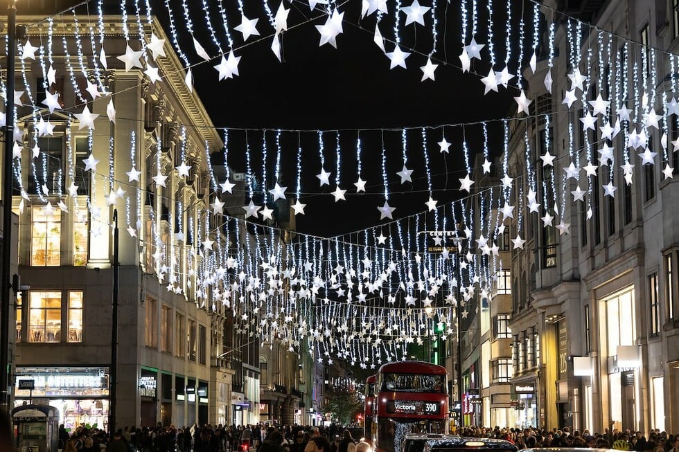 Ξεκίνησαν τα Χριστούγεννα στο Λονδίνο- Άναψαν τα λαμπιόνια στην Oxford Street