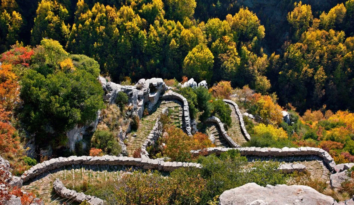 Σκάλα Βραδέτου: Το αλλόκοτο πέτρινο μονοπάτι στο Ζαγόρι με τα 1.100 σκαλοπάτια