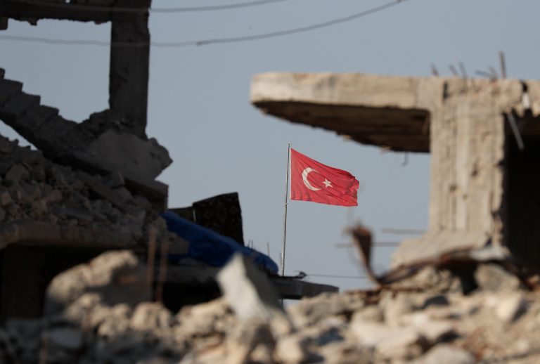 Συνεχίζει τις επιθέσεις στη Συρία η Τουρκία παρά τις εκκλήσεις για αποκλιμάκωση