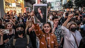 Η ανιψιά του Αγιατολάχ Χαμενεΐ καλεί τις ξένες κυβερνήσεις να διακόψουν κάθε δεσμό με την Τεχεράνη