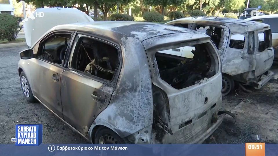 Έξι οχήματα τυλίχτηκαν στις φλόγες στον Υμηττό – Μια σύλληψη από την αστυνομία