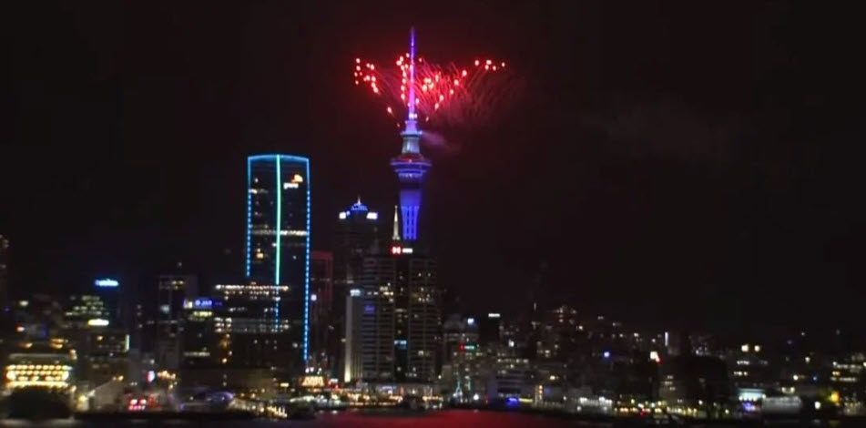 Νέα Ζηλανδία: Η πρώτη χώρα που υποδέχτηκε το 2023 – Η νύχτα έγινε… μέρα από τα πυροτεχνήματα
