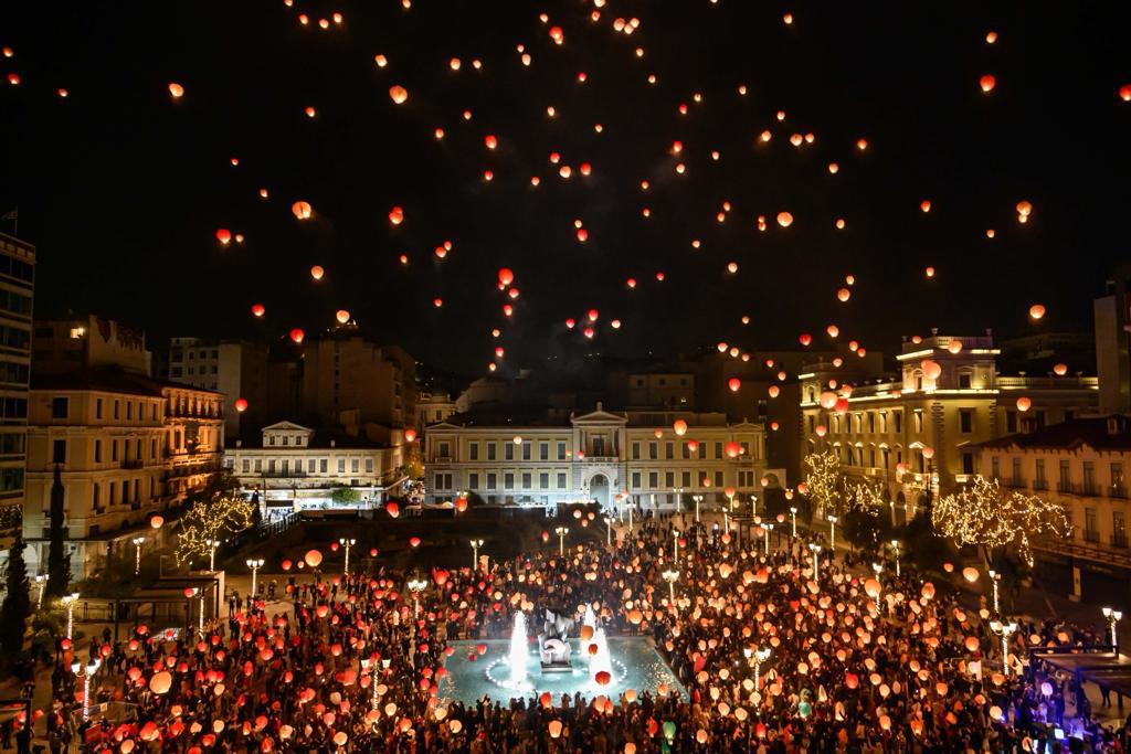 Πλατεία Κοτζιά: Υπερθέαμα από 1.500 φαναράκια στον ουρανό της πρωτεύουσας στη Νύχτα των Ευχών