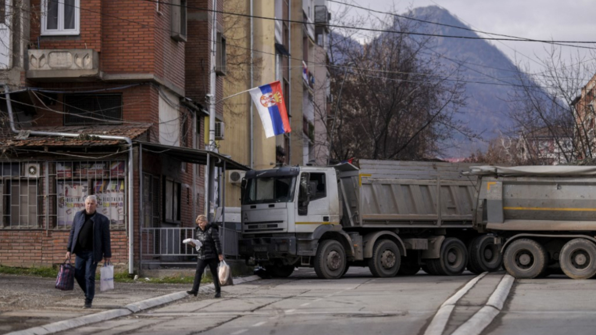 Οι Σέρβοι αίρουν τα οδοφράγματα στο βόρειο Κόσοβο