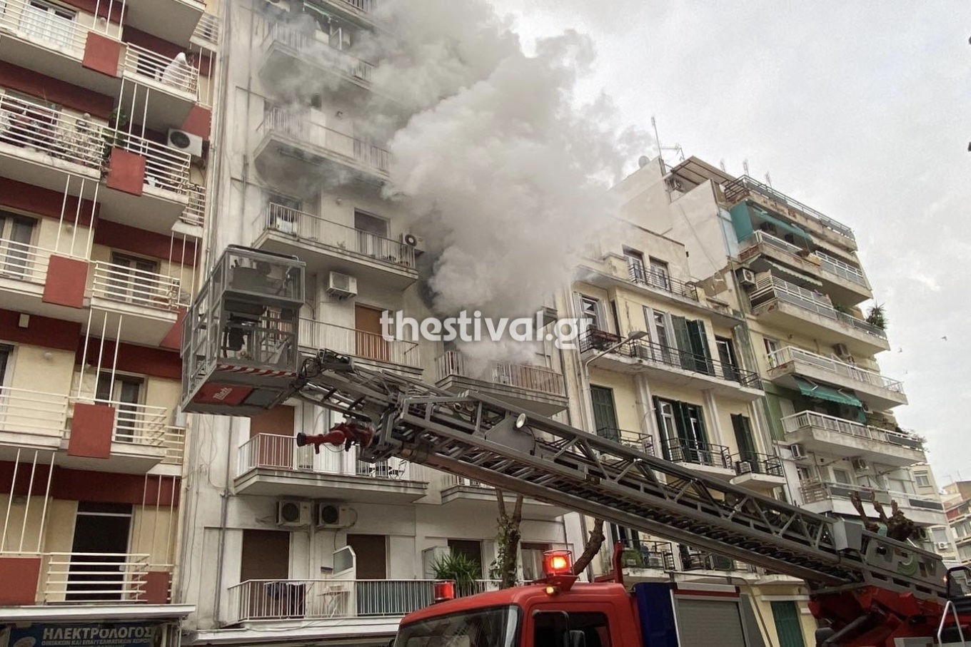 Φωτιά σε διαμέρισμα στo κέντρο της Θεσσαλονίκης - Απεγκλωβίστηκαν δύο άτομα