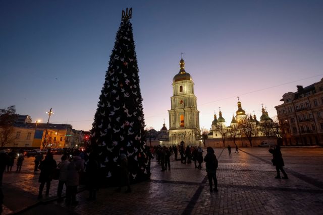 Άναψαν τα φώτα του χριστουγεννιάτικου δέντρου στο Κίεβο – «Η Ρωσία δεν θα κλέψει τα Χριστούγεννα»
