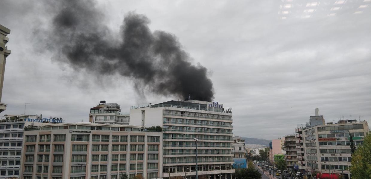 Φωτιά τώρα στην πλατεία Καραϊσκάκη στο θέατρο Περοκέ στο Μεταξουργείο (βίντεο)