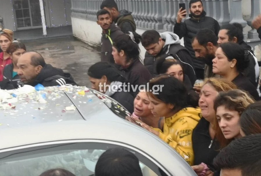 Θεσσαλονίκη: «Ράγισαν» καρδιές οι κραυγές της συζύγου του 16χρονου που σκοτώθηκε από σφαίρα αστυνομικού στο κεφάλι – Η πομπή για την κηδεία