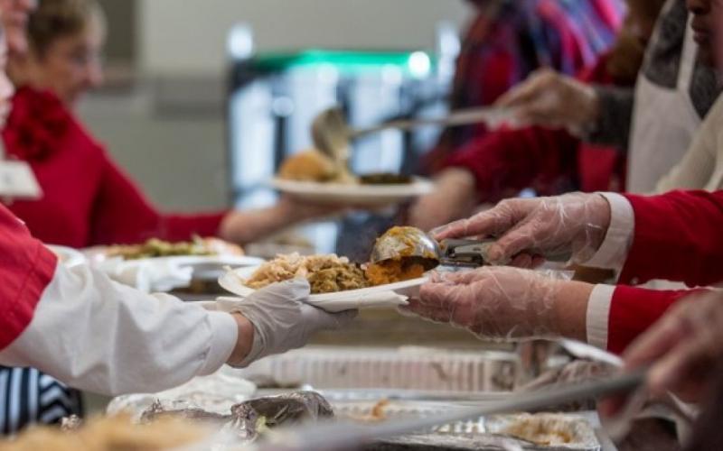 Δήμος Αθηναίων: 2.400 "γεύματα αγάπης" για άστεγους και φιλοξενούμενους σε δομές την Παραμονή και την Ημέρα των Χριστουγέννων