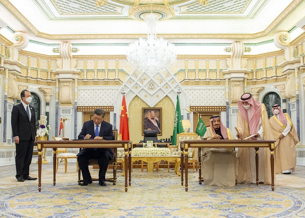 Στη Σαουδική Αραβία ο Σι Τζινπίνγκ- Συμφωνίες δισεκατομμυρίων υπέγραψαν Ριάντ και Πεκίνο