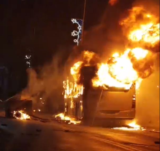 Ρομά: Σοβαρά επεισόδια στο Μενίδι - Πυρπόλησαν αστικό λεωφορείο - Έκαψαν κατάστημα με ελαστικά στον Ασπρόπυργο