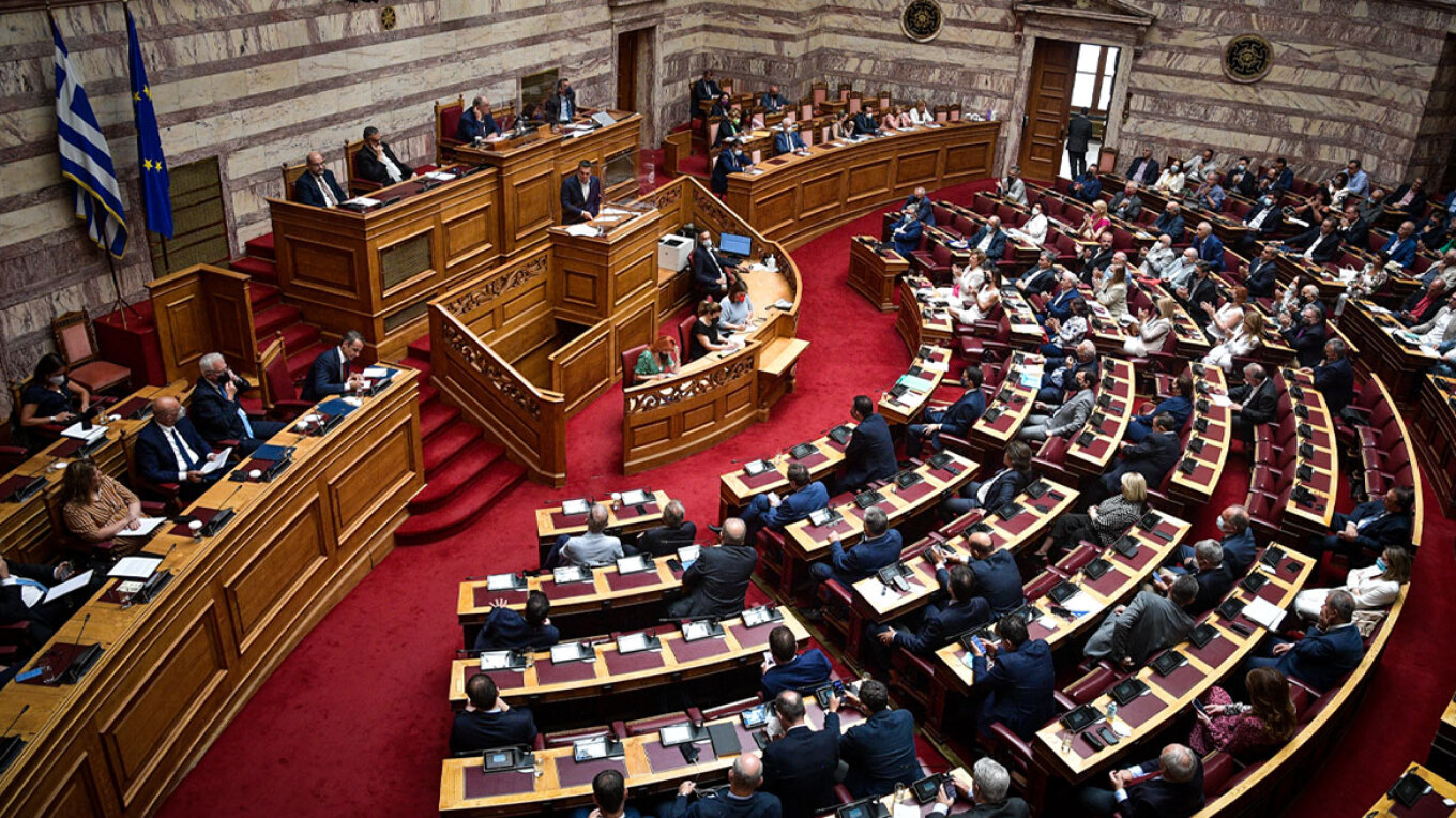 Καταψηφίστηκε η πρόταση δυσπιστίας: Σφοδρή η τελευταία σύγκρουση Μητσοτάκη – Τσίπρα πριν τις εκλογές