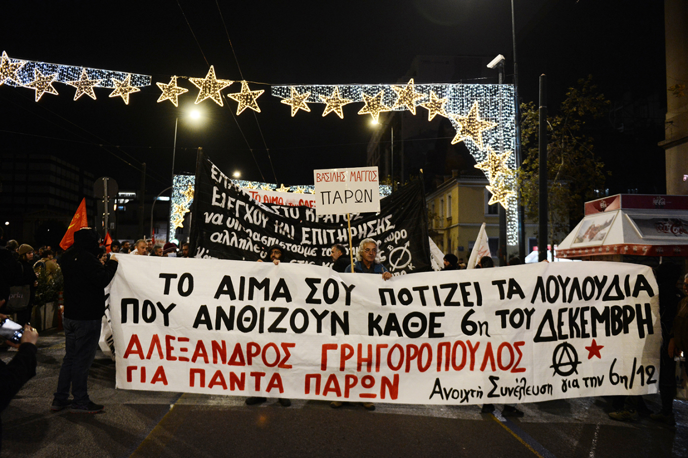 Επέτειος Γρηγορόπουλου: Ξεκίνησε η πορεία από τα Προπύλαια - Αποκλεισμένο το κέντρο της Αθήνας