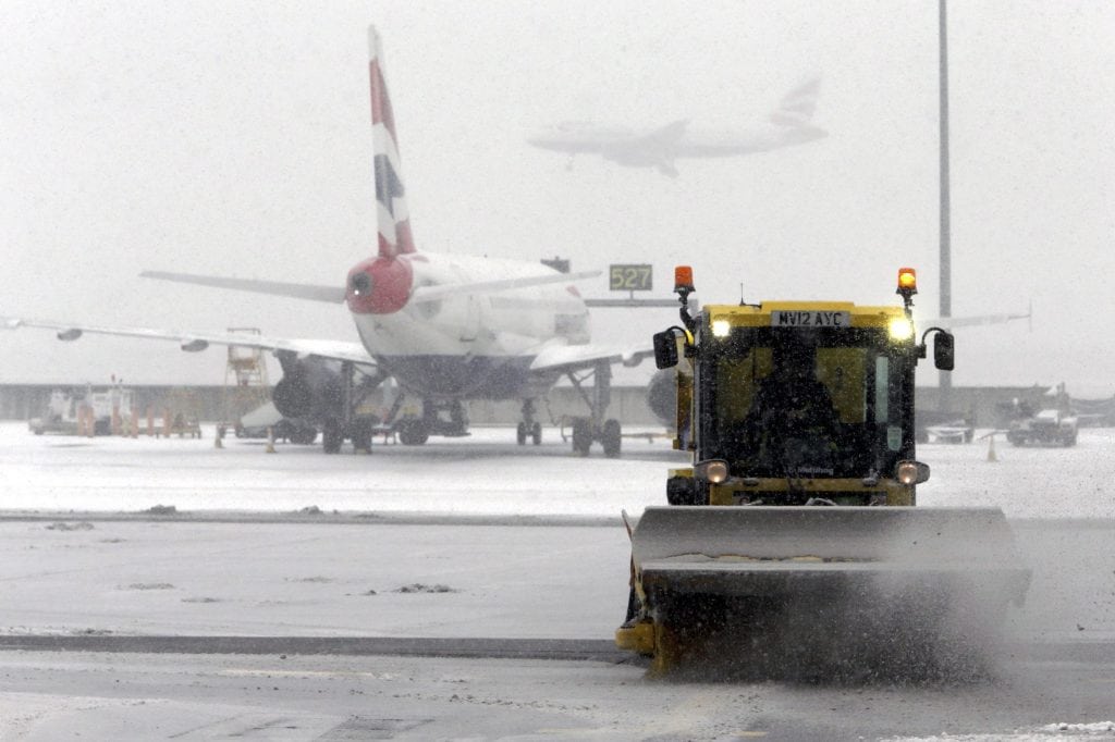 Βρετανία: Παρέλυσαν οι συγκοινωνίες λόγω του χιονιά – Ακυρώσεις πτήσεων
