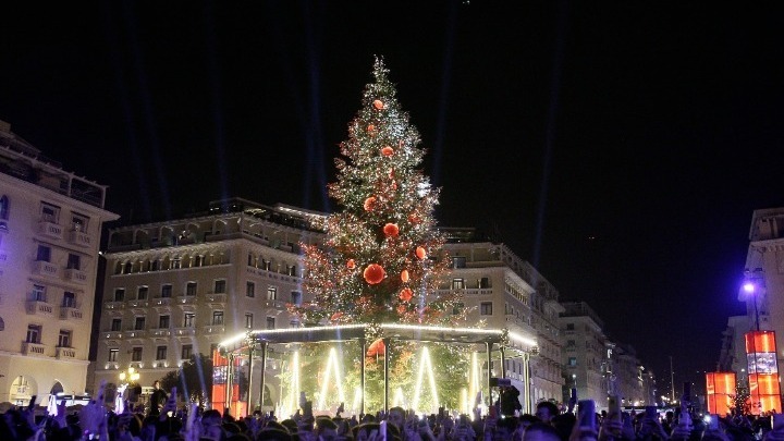 Θεσσαλονίκη: Με εντυπωσιακά πυροτεχνήματα η αλλαγή του χρόνου στην πλατεία Αριστοτέλους