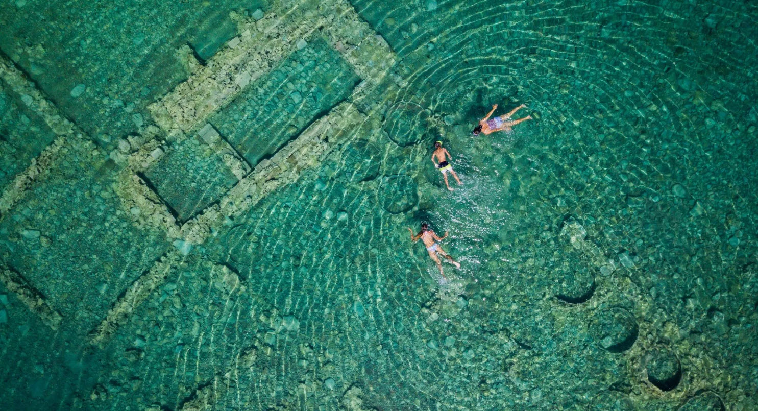 Γκλιάτη: Η παραλία της Αργολίδας όπου θα κάνετε μπάνιο πάνω από μια βυθισμένη πολιτεία