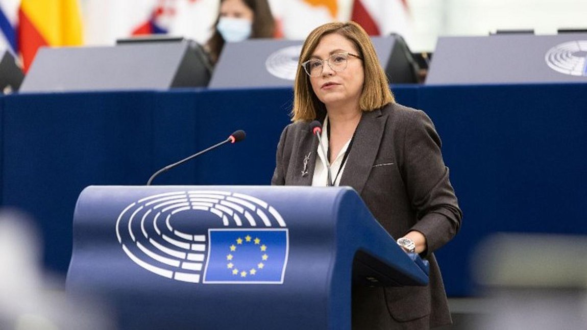 Μαρία Σπυράκη: Πλήρωσε 21.240 ευρώ στο Ευρωπαϊκό Κοινοβούλιο και έστειλε εξώδικο στον συνεργάτη της