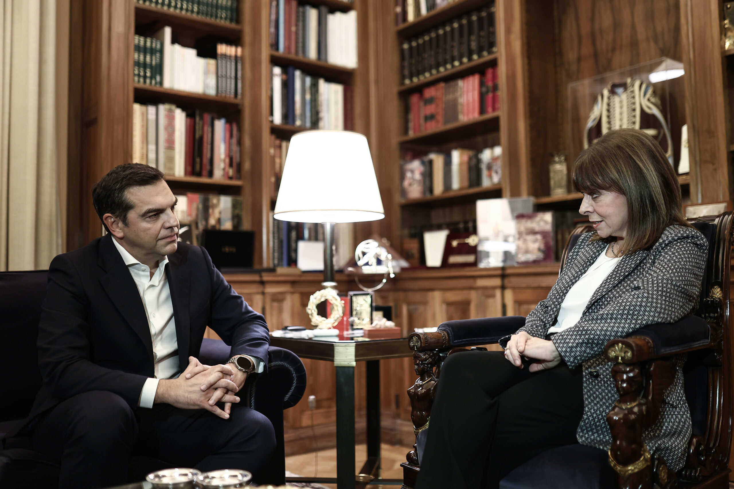 Συνάντηση Αλ. Τσίπρα με την ΠτΔ Κατερίνα Σακελλαροπούλου για τις υποκλοπές