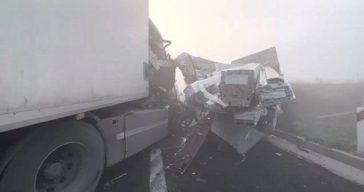 Τροχαίο στον Αυλώνα: ΒΙΝΤΕΟ από την καραμπόλα με τα 6 οχήματα – Ενεπλάκησαν και νταλίκες