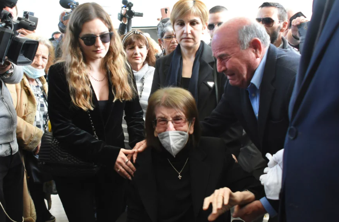 Κηδεία Νίκου Ξανθόπουλου: Συγκίνηση στο τελευταίο αντίο στον σπουδαίο ηθοποιό - «Αθάνατος» φώναξαν στην πολιτική κηδεία του στο Α΄ Νεκροταφείο