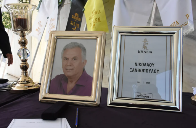 Κηδεία Νίκου Ξανθόπουλου: Συγκίνηση στο τελευταίο αντίο στον σπουδαίο ηθοποιό  - «Αθάνατος» φώναξαν στην πολιτική κηδεία του στο Α΄ Νεκροταφείο