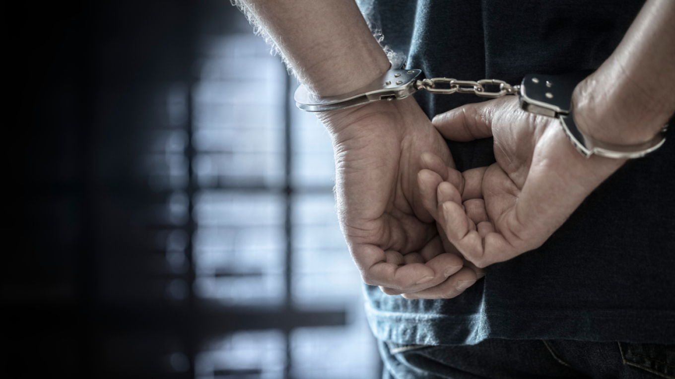 Σύλληψη τριών ατόμων για καλλιέργεια δενδρυλλίων κάνναβης και διακίνηση ναρκωτικών ουσιών στην Αίγινα