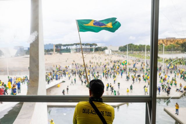 Βραζιλία: Εισβολή υποστηρικτών του Μπολσονάρου σε Κογκρέσο, υπουργεία και Ανώτατο Δικαστήριο