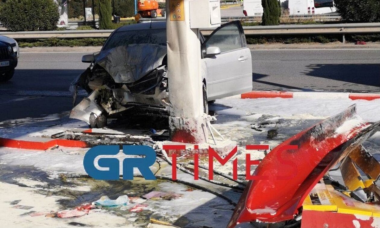 Θεσσαλονίκη: Φωτιά σε βενζινάδικο - Αυτοκίνητο «καρφώθηκε» στις αντλίες