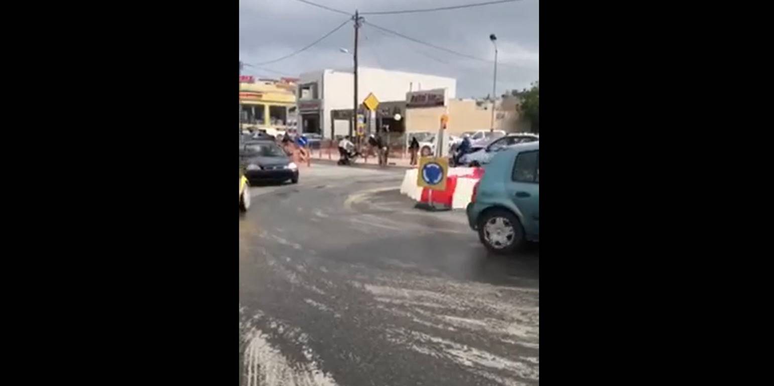Κρήτη: Σε ηλικιωμένο έπεσε από το αγροτικό ένα βαρέλι με λάδι και χύθηκε όλο το δρόμο (βίντεο)