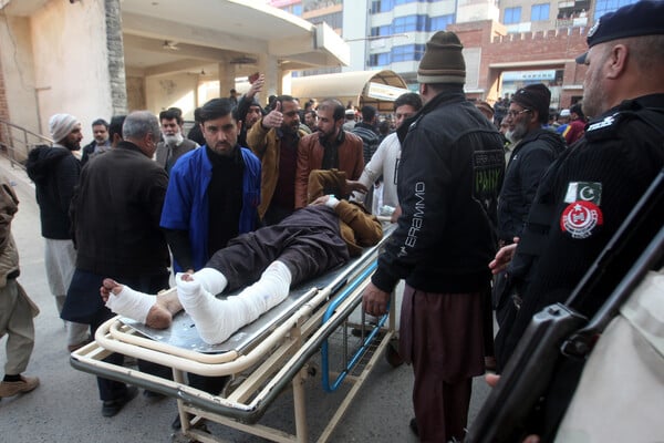 Πακιστάν: Δεκάδες νεκροί και τραυματίες από την έκρηξη σε τζαμί- «Ανασύρονται κι άλλα πτώματα»