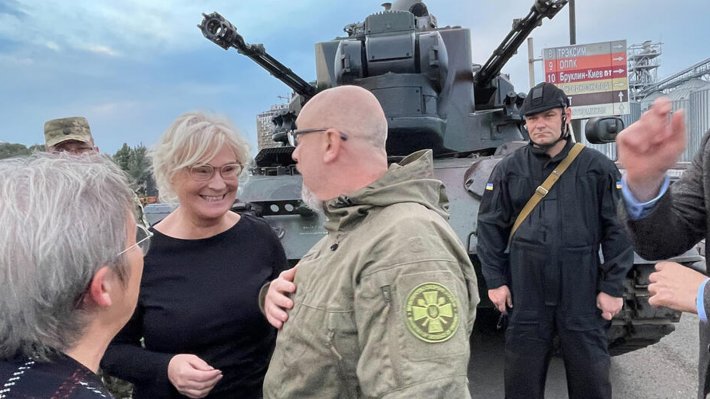 Bild: Η υπουργός Άμυνας της Γερμανίας σχεδιάζει να παραιτηθεί