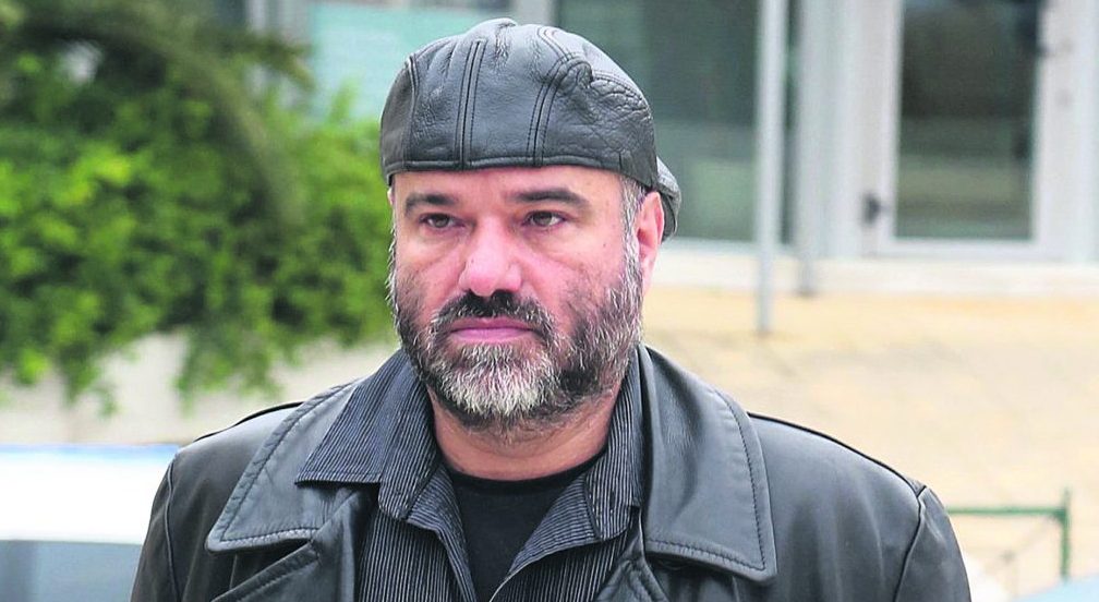 Ελεύθερος με όρο την αποχή του από κάθε καλλιτεχνική δραστηριότητα ο σκηνοθέτης Κώστας Κωστόπουλος που απολογήθηκε για βιασμό