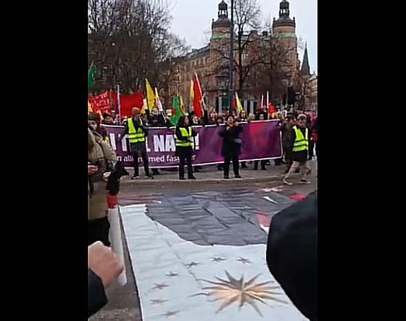 Σουηδία: Διαδηλώσεις στη Στοκχόλμη, συμπεριλαμβανομένου του κάψιμου αντιγράφου του Κορανίου, προκαλούν έντονη καταδίκη από την Τουρκία