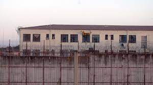 Εξέγερση στις φυλακές Λάρισας – Πάνω από 100 κρατούμενοι δεν μπαίνουν στα κελιά τους