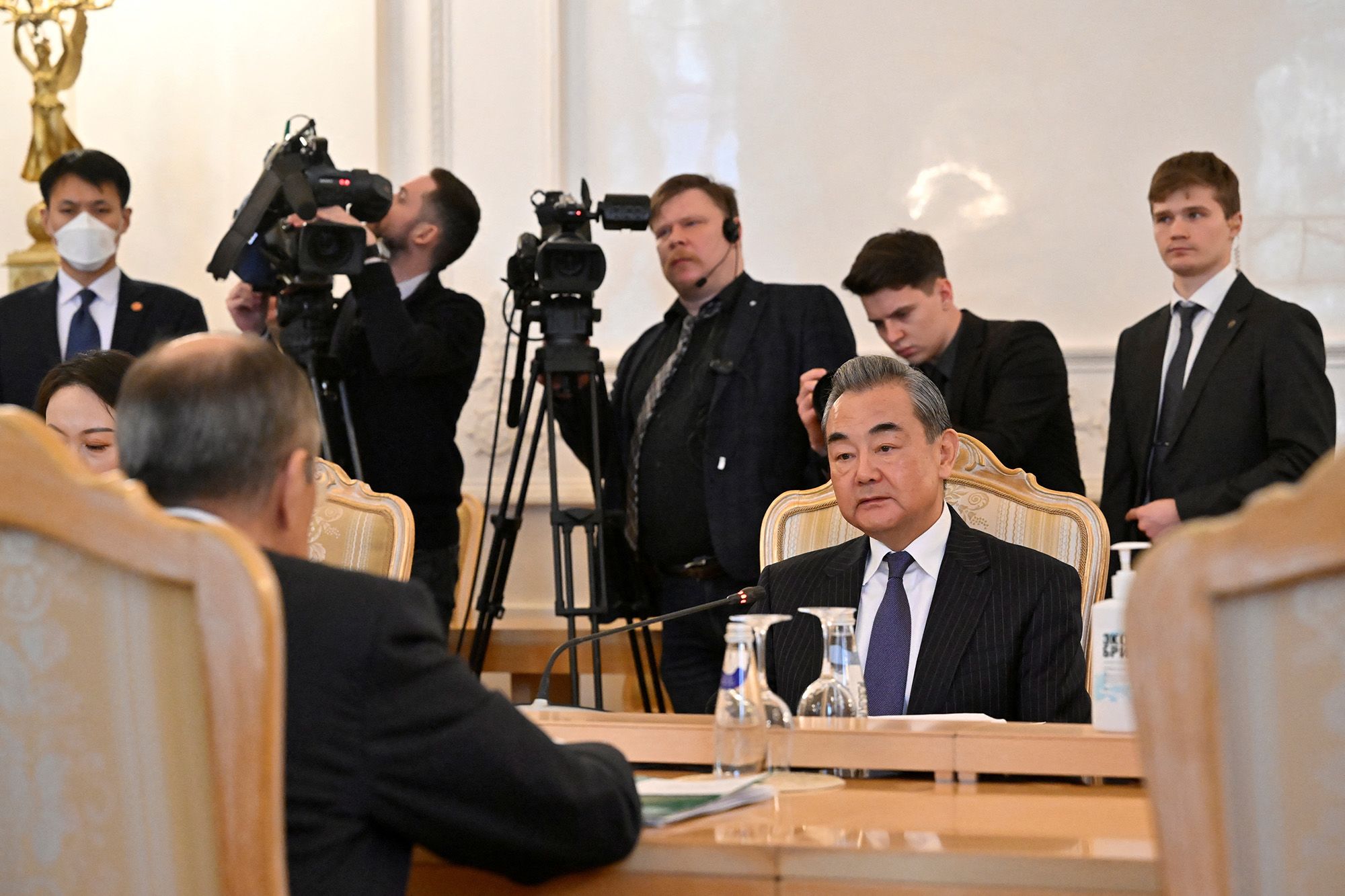Δεν συζήτησαν κάποιο "ειρηνευτικό σχέδιο" για την Ουκρανία ο Λαβρόφ με τον επικεφαλής της κινεζικής διπλωματίας