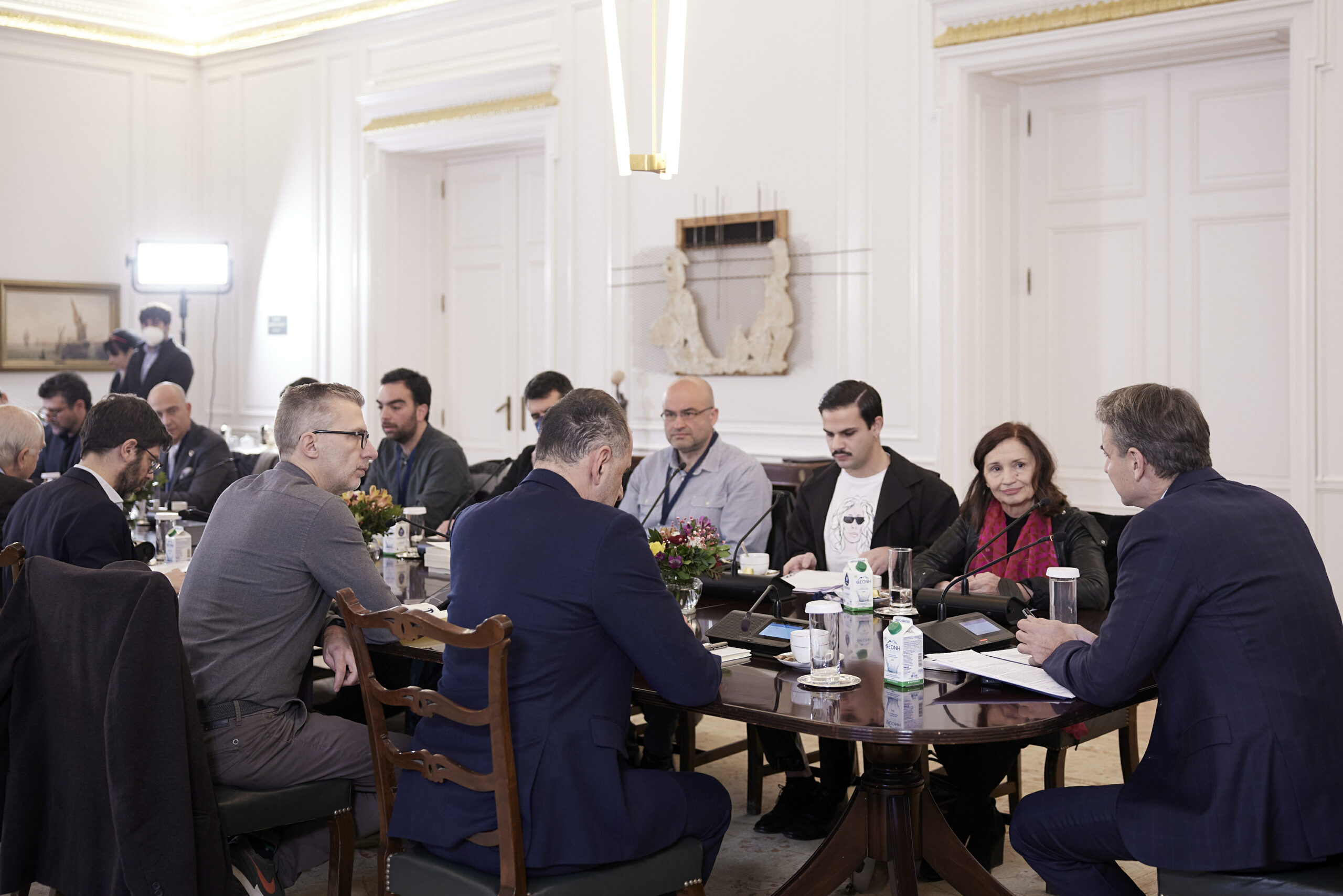 Συνάντηση του πρωθυπουργού με εκπροσώπους των καλλιτεχνών – Πάνε προς λύση των προβλημάτων πριν τις εκλογές;